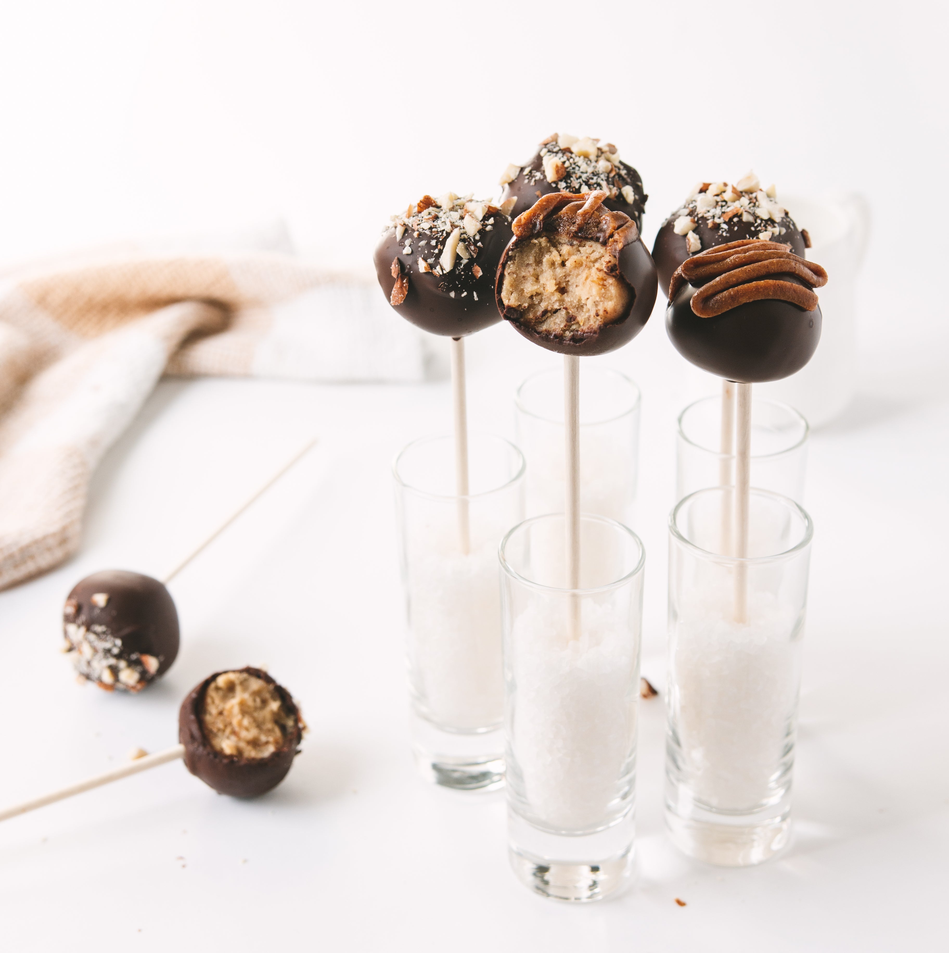 http://rawnutritional.com/cdn/shop/articles/Cake_Pops-05.jpg?v=1616623425