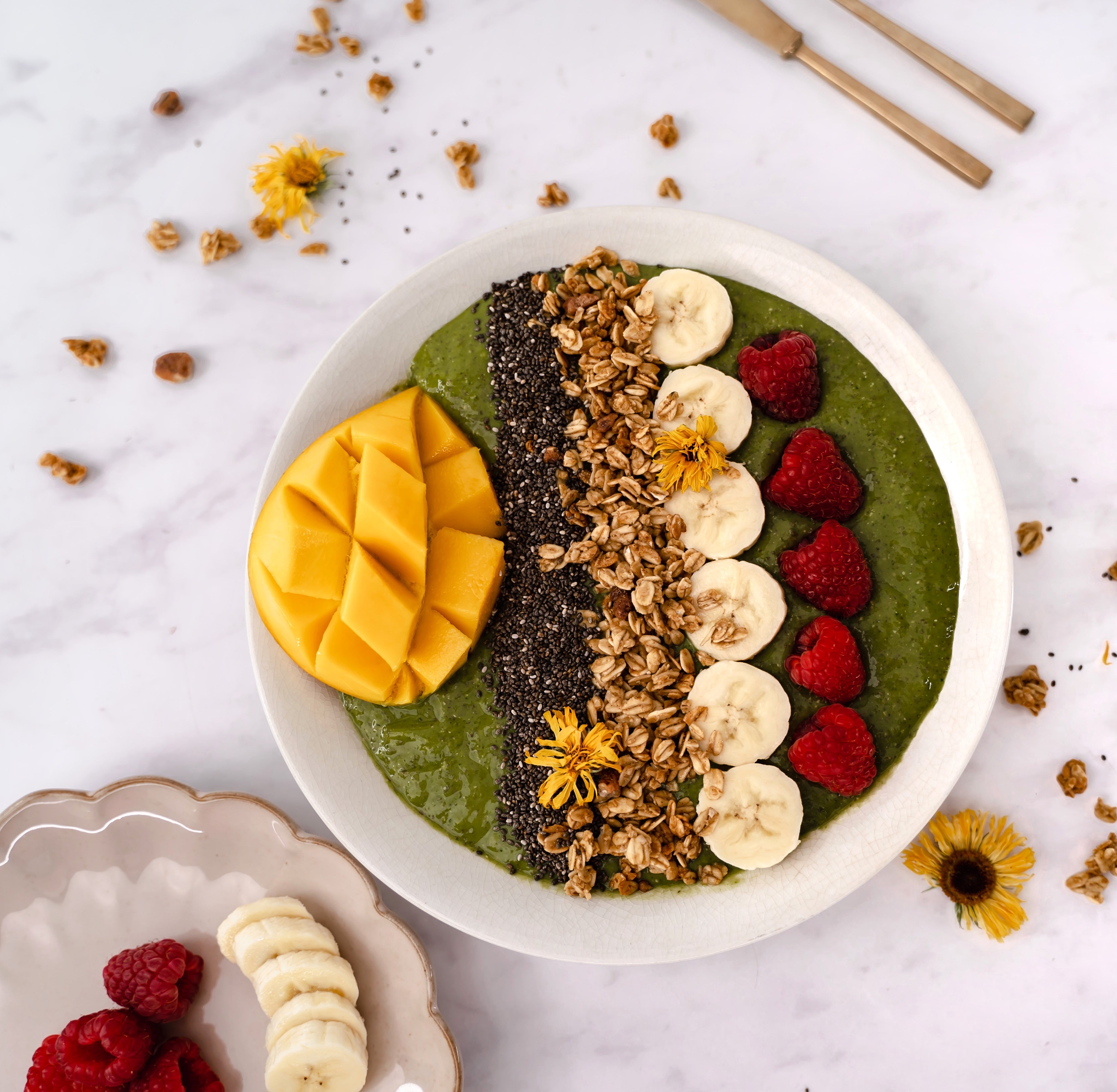 Mango Matcha Green Smoothie Bowl - RAW Nutritional